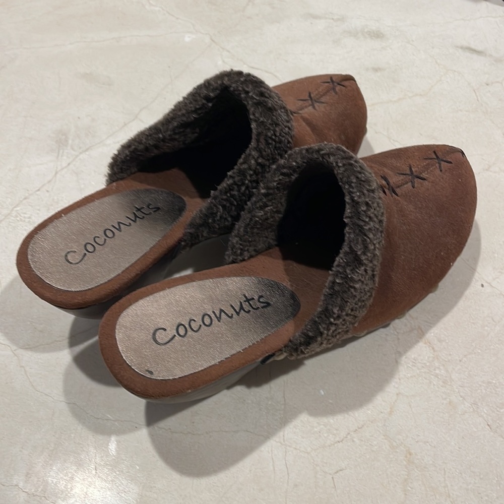 Coconuts Clogs - Picture 3 of 8